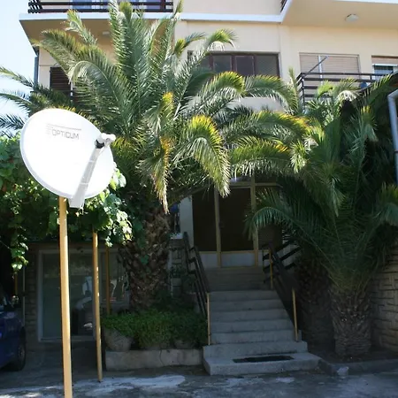 Guest house Quadruple Starigrad 6637i